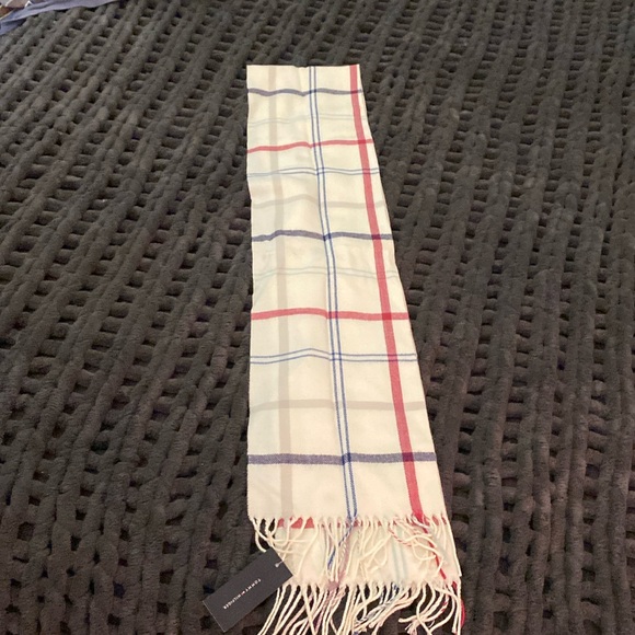 NWT woman’s Tommy Hilfiger scarf - Picture 1 of 3